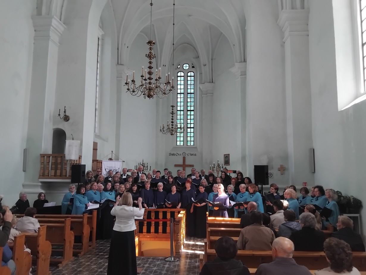 Šiailiai regiono choro muzikos festivalis „Iš dainos akių“ – Kelme grojo džiaugsmu ir pagarba chorui „Cantio“