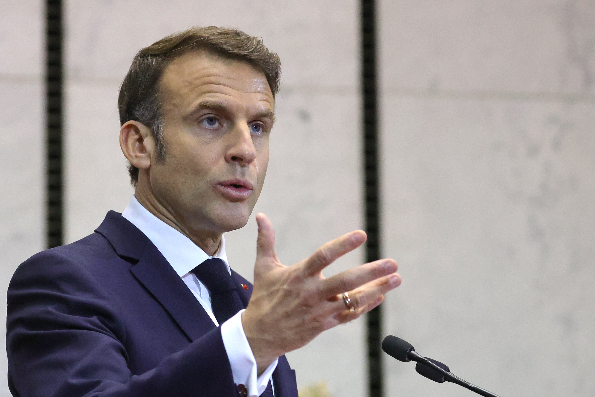 Macronas praneša, kad uždraus socialinę žiniasklaidą Prancūzijoje jauniems žmonėms iki 15 metų