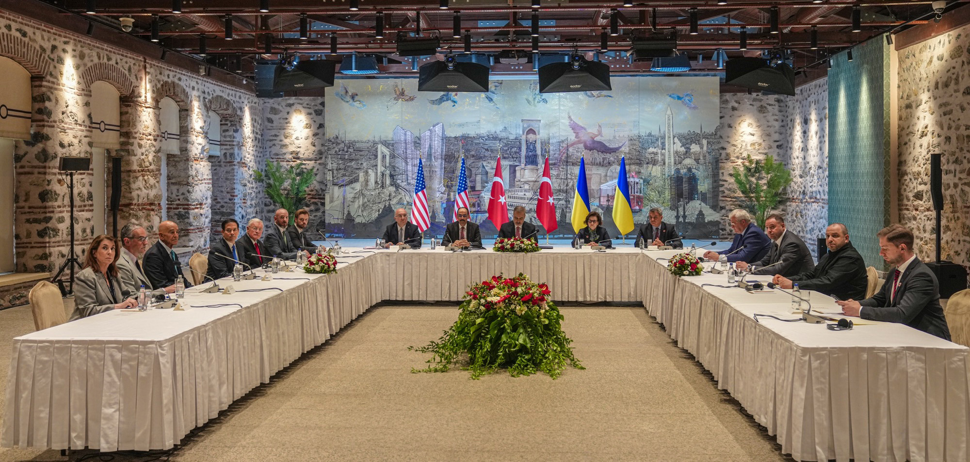 Trumpo pasiuntinys: Rusijos susirūpinimas dėl NATO plėtros yra sąžiningi; Zelenskyy kaltina Rusiją „dar viena apgaulė“