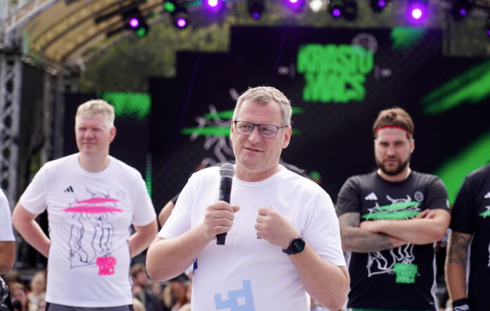 Kleinbergas ragina gerbėjus pasveikinti lankytojus su šypsena: krepšinio čempionatas žada 60 milijonų eurų už Rygą