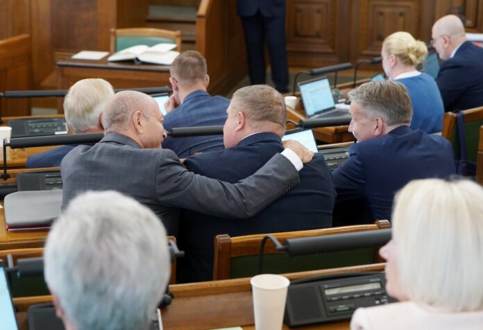 Latvijos parlamentas gauna griežčiausią šimtmečio reitingą – visuomenė negali pakęsti to, ką mato