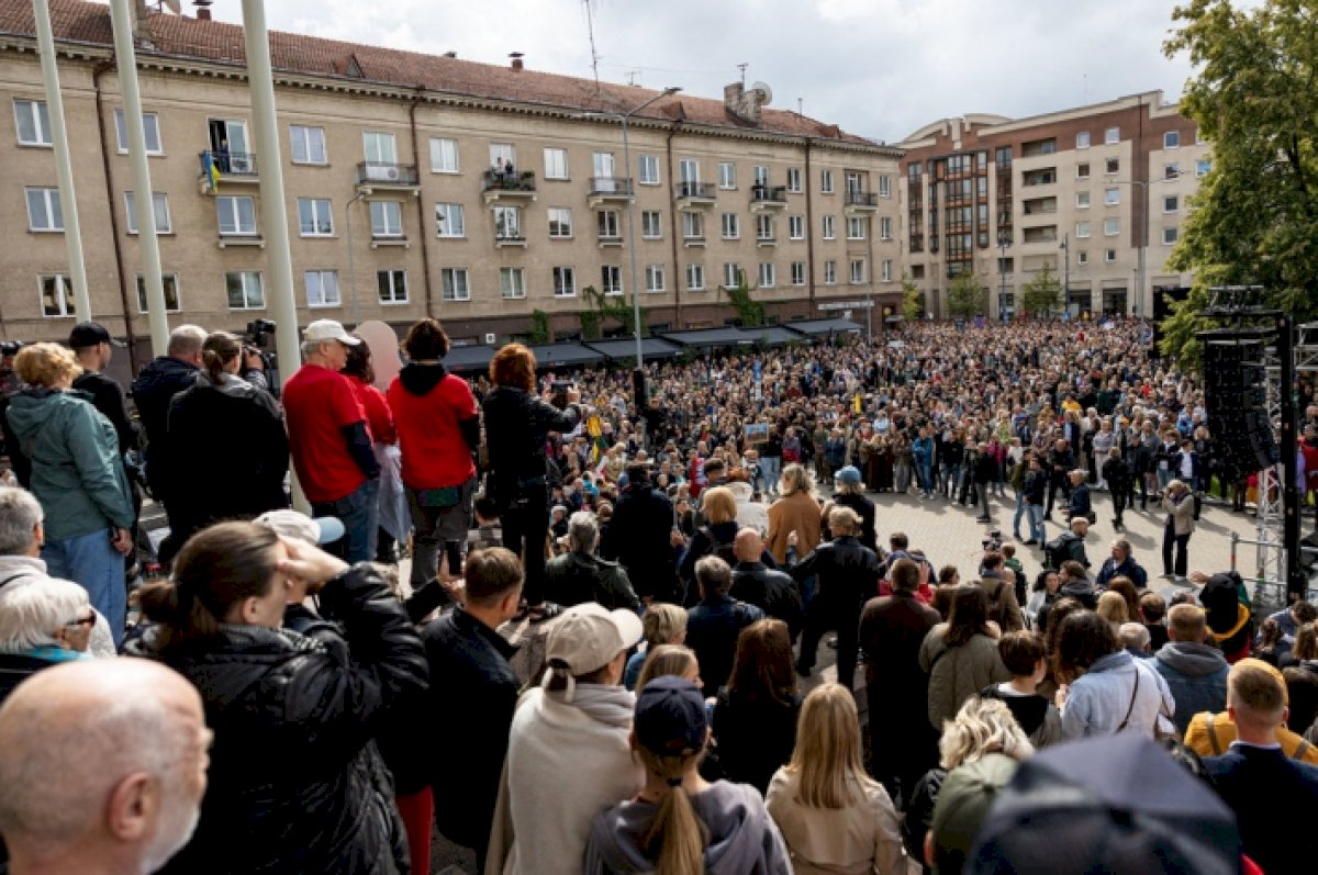 Po peticijos prezidentui keli tūkstančiai protestuotojų persikėlė į Seinaso namus