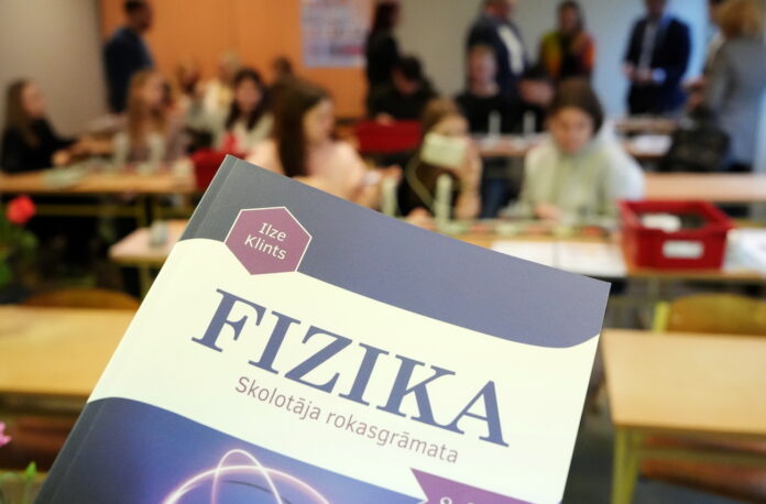 Tūkstančiai Latvijos mokytojų moko, tačiau studentų pasiekimai nepagerėja; Kas negerai?