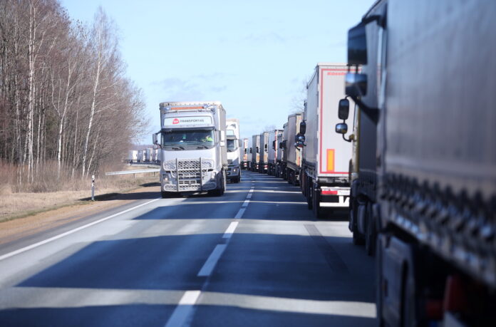 Latvija padidina kelio vartotojų mokesčius už krovinių transportą