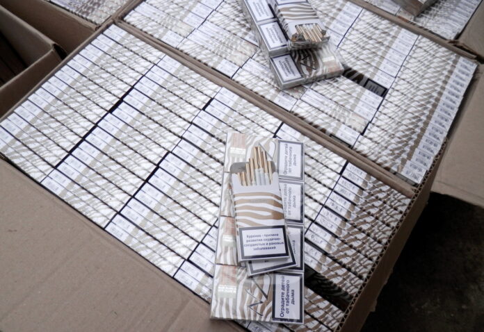 Latvija praranda 67 milijonus eurų kontrabandiniams cigaretėms – vartojimas sparčiai auga