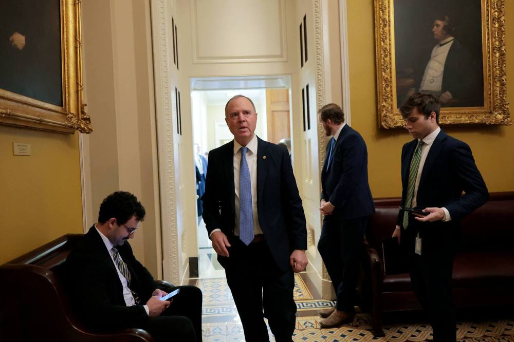 Schiff, Kaine pristato karo galių rezoliuciją, skirtą blokuoti „Trump“ narkotikų valčių streikus