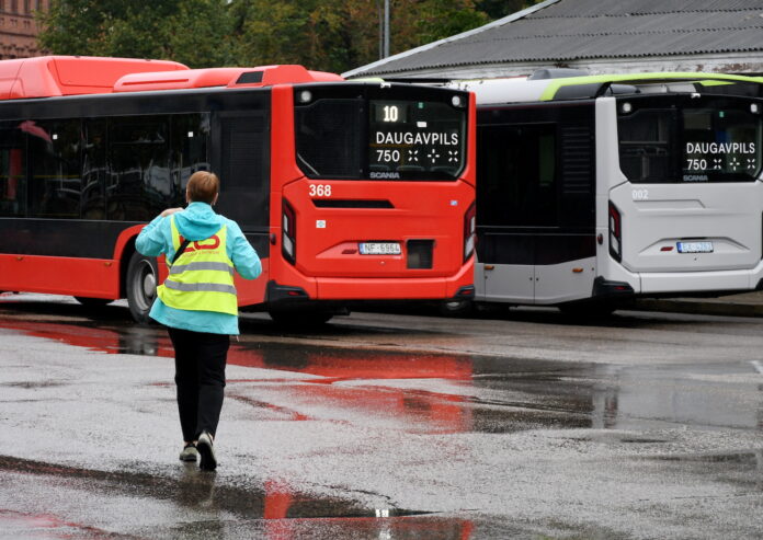 Viešojo transporto krizė Latvijoje: Tūkstančiai keleivių liko be autobusų protestuojant