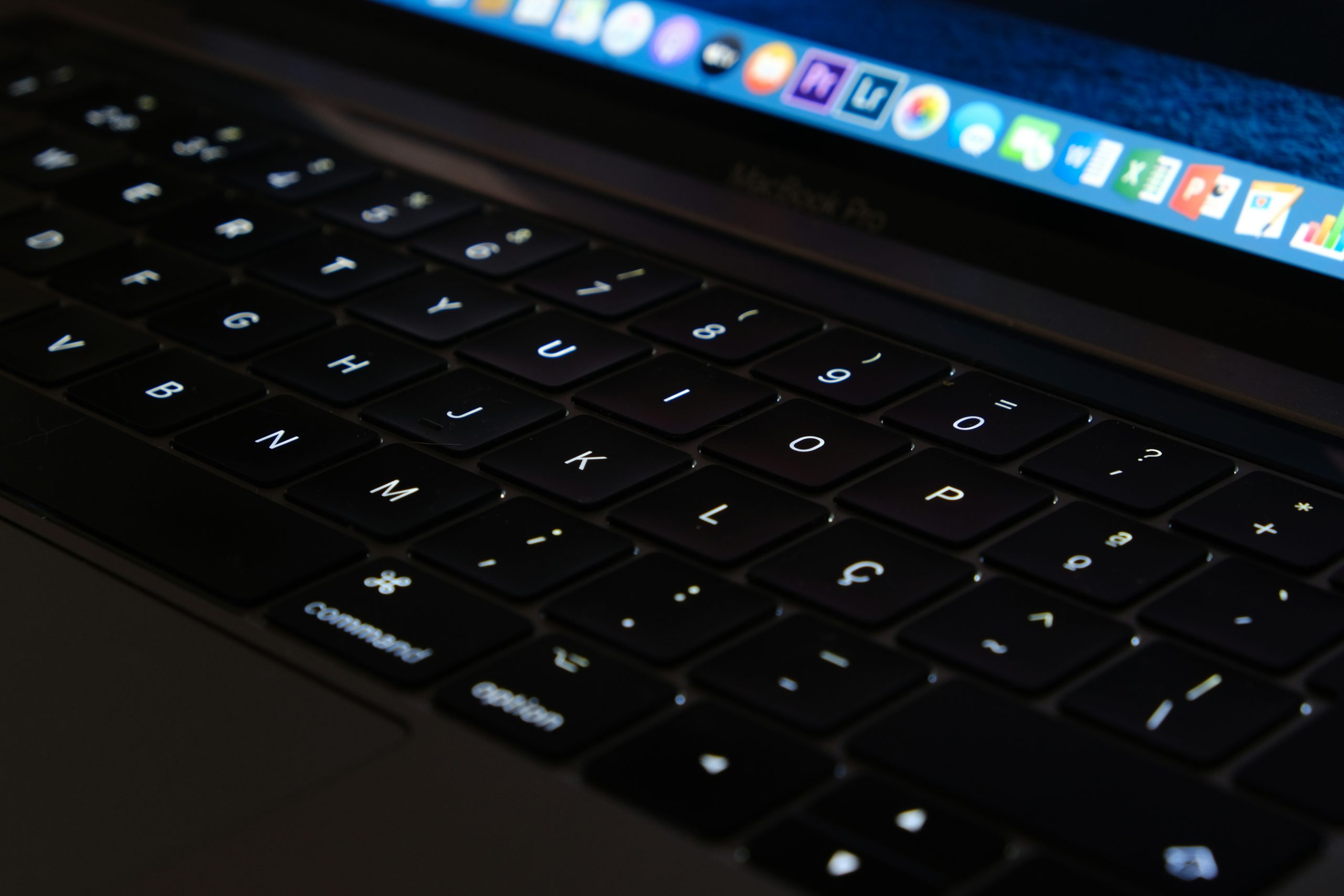 Čekijos vyriausybės pokalbiai kioskai; potencialus užsienio reikalų ministras, kaltinamas rasistinėmis pastabomis