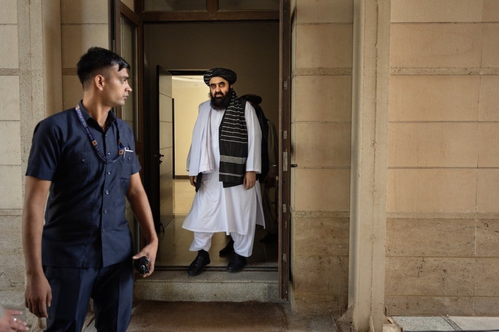 Priimdama Talibano užsienio reikalų ministrą, Indija rūpestingai bendrauja su Kabulu