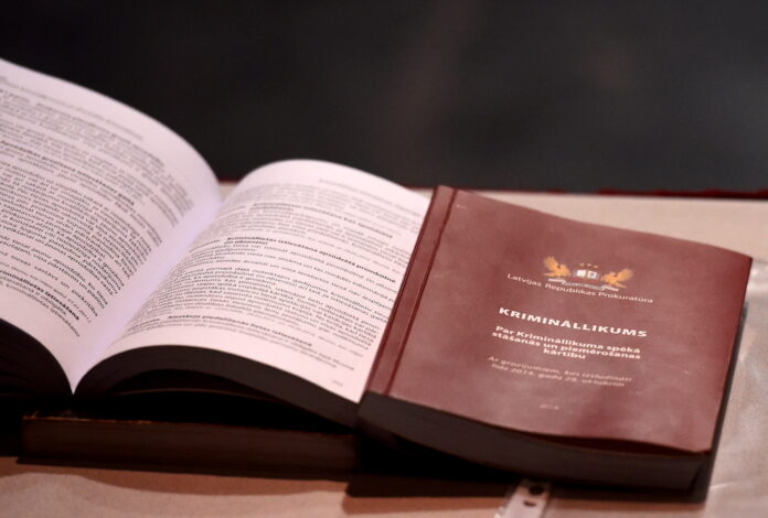 Latvijoje sistemoje „įstringa“ didelės baudžiamosios bylos – kandidatas į generalinį prokurorą ragina keisti baudžiamojo proceso įstatymą