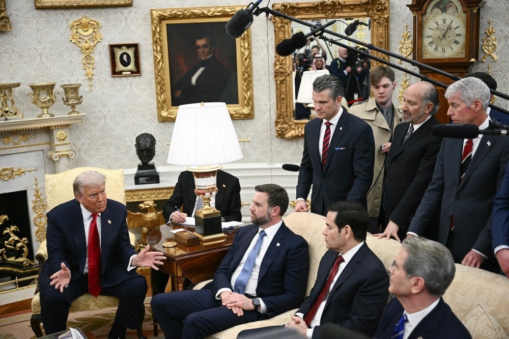 Trumpas turėtų pasipriešinti režimo keitimo raginimams Venesuelai