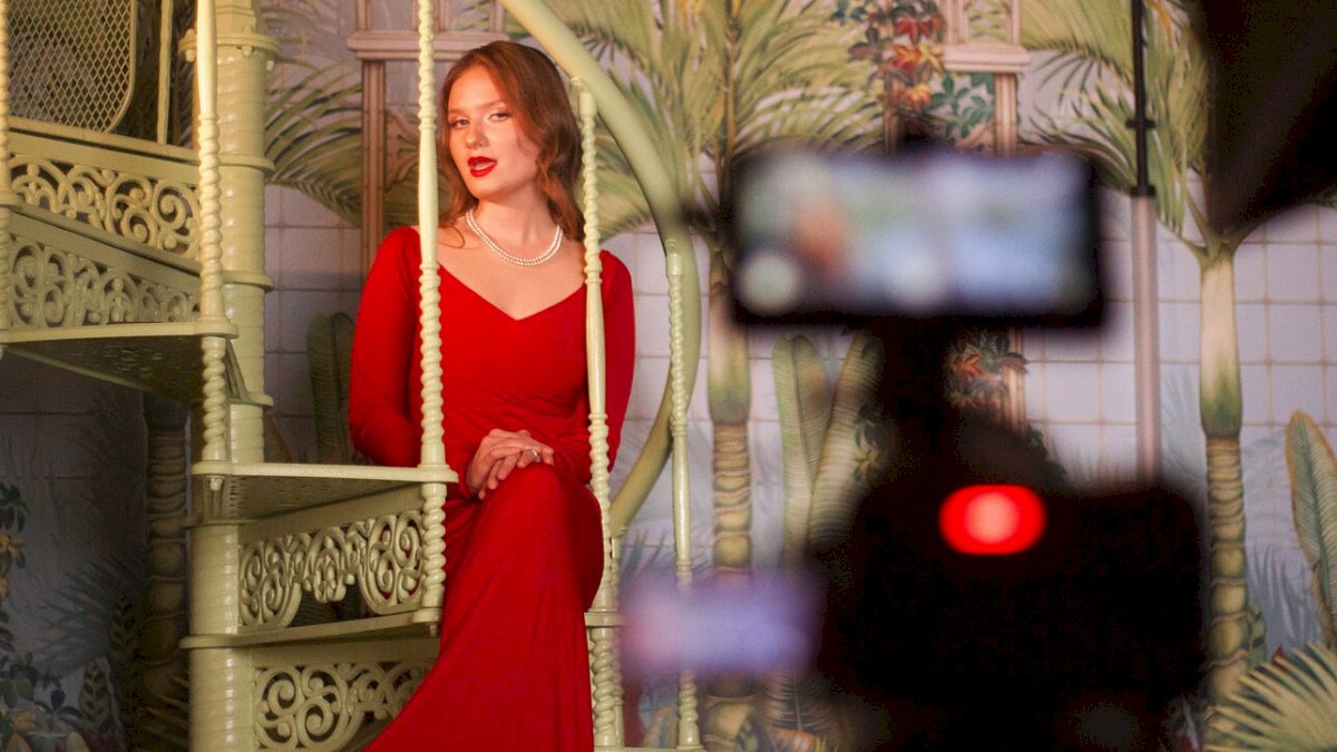 Bäsello (Tomas Paulauskas) ir GabbyLuk (Gabija Petrauskaitė) pristato šiltą kūrinį – dainą „Kalėdinė“