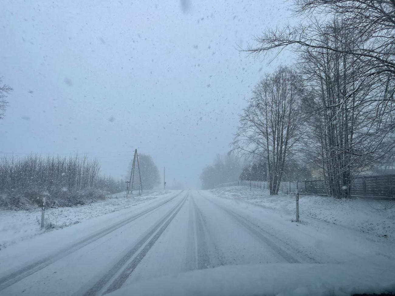 Į Latviją teka šaltas oras – sniegas, slenkantis sniegas ir gūsingas vėjas