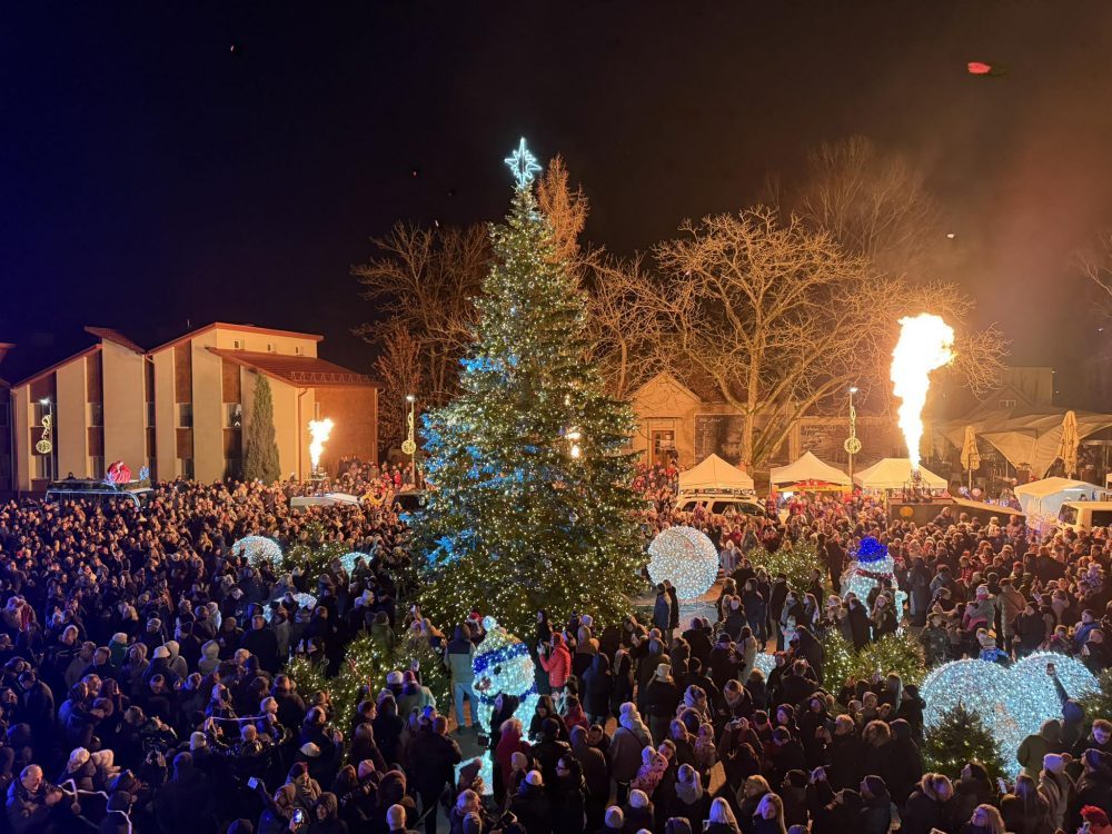 Kalėdinė pasaka Birštone – įžiebta spindinti Kalėdų eglė