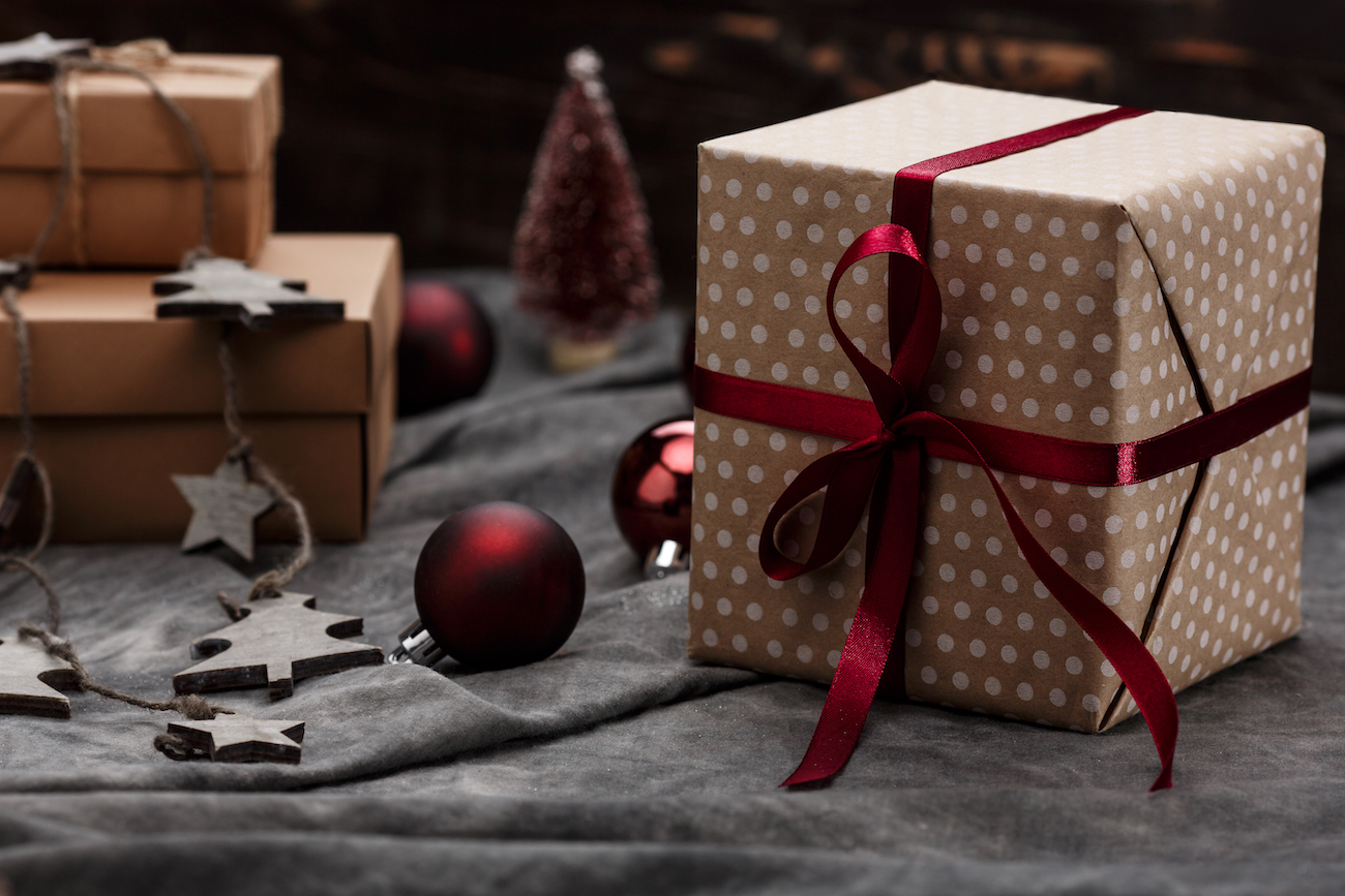 Kalėdinių dovanų istorija: nuo senovinių ritualų iki mažmeninės prekybos šėlsmo
