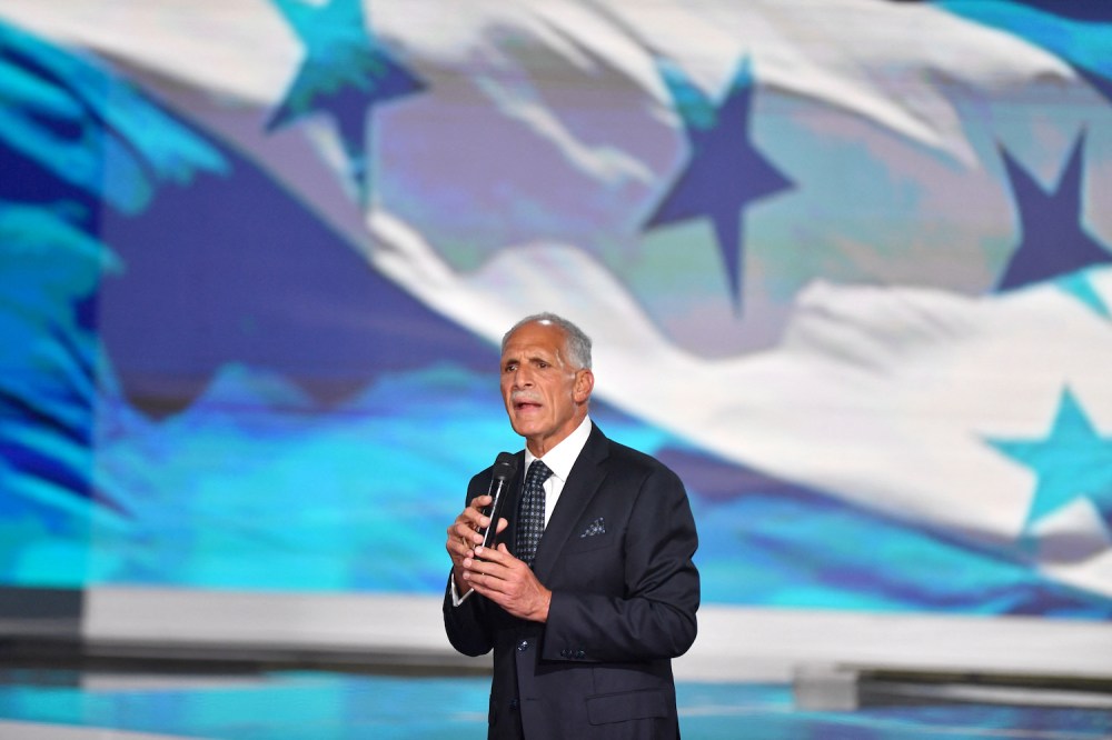 Trumpas įsikiša į rinkimus, maloniai prašo buvusį prezidentą