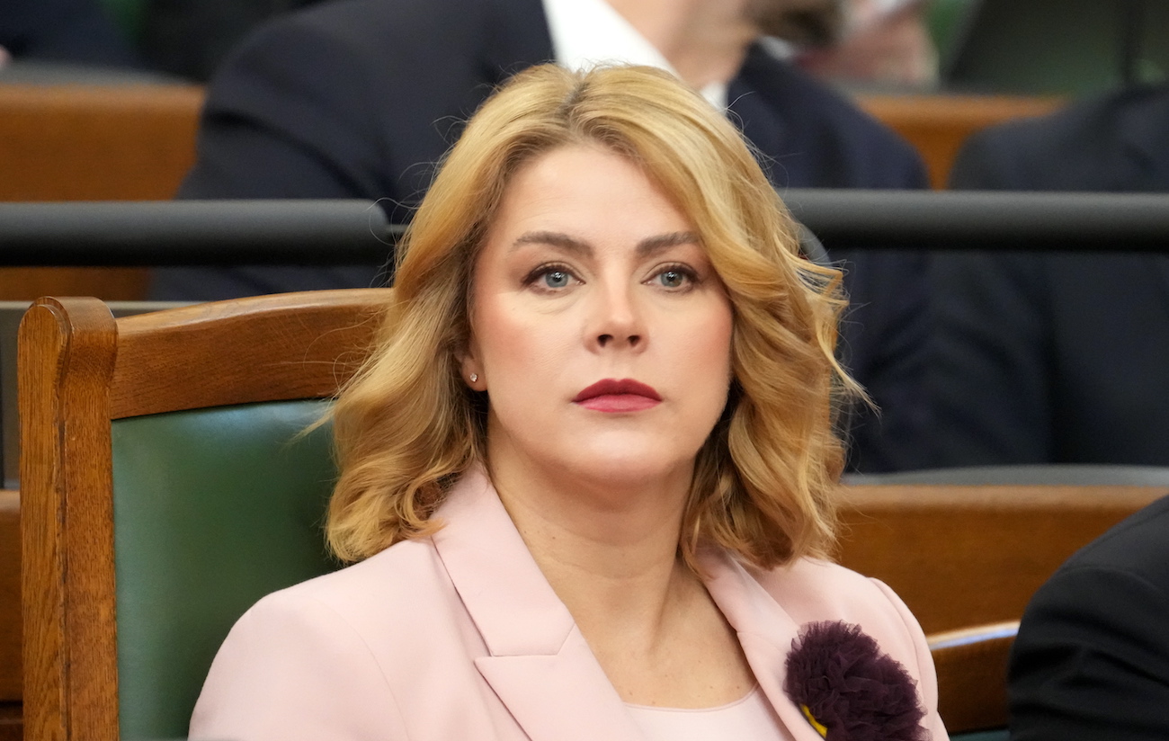 Siūloma pareikšti nepasitikėjimą Latvijos ministru pirmininku dėl rusų kalbos turinio viešosiose žiniasklaidos priemonėse