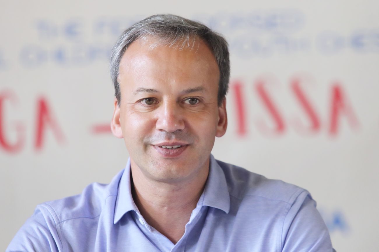 Skandalas olimpinėse žaidynėse: FIDE prezidentas džiugina Rusijos sportininkus naudodamas sovietinę simboliką