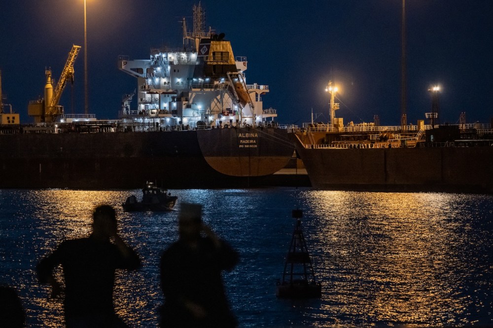 Iranas Hormūzo sąsiauryje įvedė rinkliavų kabiną, imdamas mokesčius už saugų laivų praplaukimą