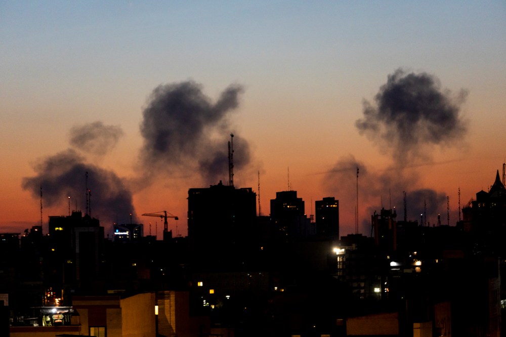 Trumpas reikalauja, kad Iranas „besąlygiškai pasiduotų“, nes JAV ir Izraelio smūgiai intensyvėja