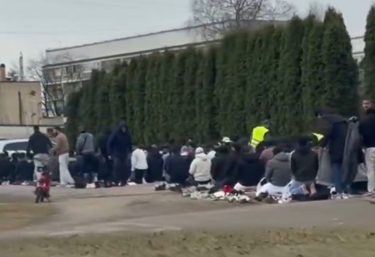 VIDEO | Migrantai masiškai meldžiasi ant šaligatvio Pļavniekuose; Ratnieks perduoda bylą VSD